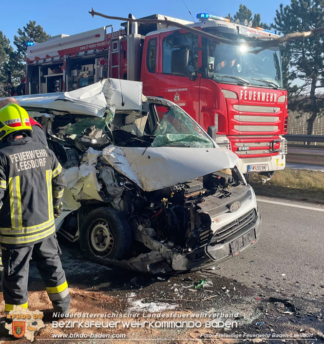 20230208 Kleintransporter prallt in ein Straßendienstfahrzeug  Foto: Freiwillige Feuerwehr Baden-Leesdorf