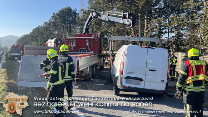 20230208 Kleintransporter prallt in ein Straßendienstfahrzeug  Foto: Freiwillige Feuerwehr Baden-Leesdorf