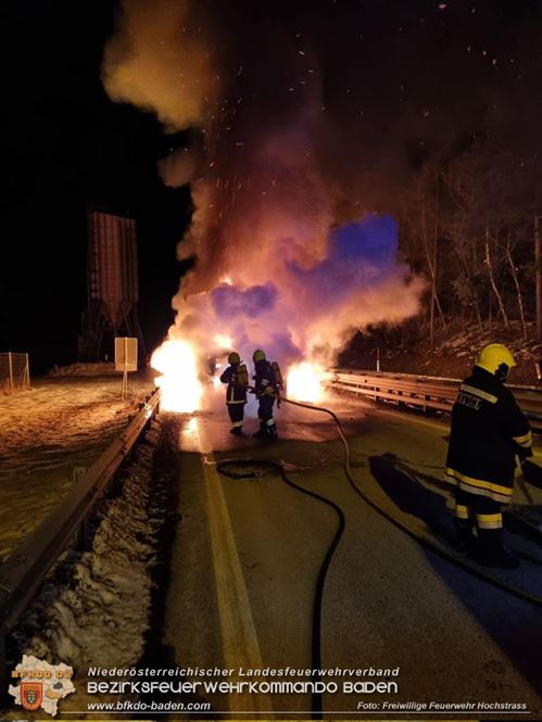 20230208 Lkw Sattelzug in Vollbrand bei Hochstrass   Foto: Freiwillige Feuerwehr Hochstrass