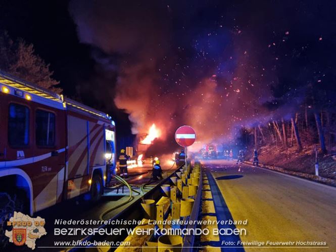 20230208 Lkw Sattelzug in Vollbrand bei Hochstrass   Foto: Freiwillige Feuerwehr Hochstrass