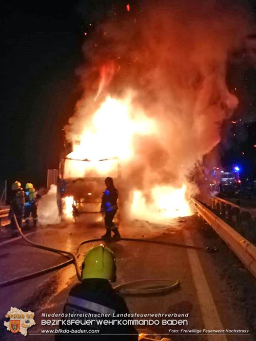 20230208 Lkw Sattelzug in Vollbrand bei Hochstrass   Foto: Freiwillige Feuerwehr Hochstrass