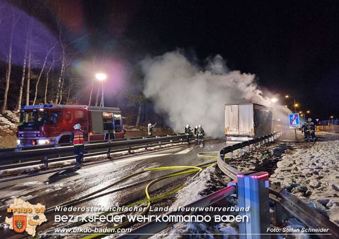 20230208 Lkw Sattelzug in Vollbrand bei Hochstrass   Foto: Stefan Schneider BFKDO BADEN