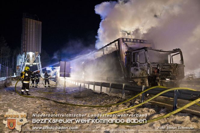 20230208 Lkw Sattelzug in Vollbrand bei Hochstrass   Foto: Stefan Schneider BFKDO BADEN