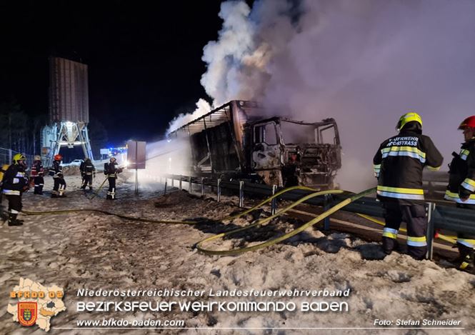 20230208 Lkw Sattelzug in Vollbrand bei Hochstrass   Foto: Stefan Schneider BFKDO BADEN