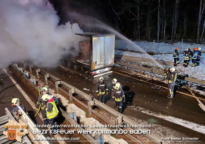 20230208 Lkw Sattelzug in Vollbrand bei Hochstrass   Foto: Stefan Schneider BFKDO BADEN