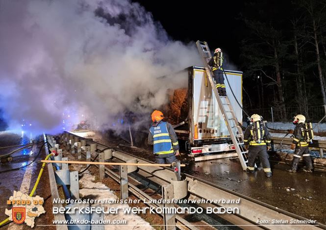 20230208 Lkw Sattelzug in Vollbrand bei Hochstrass   Foto: Stefan Schneider BFKDO BADEN