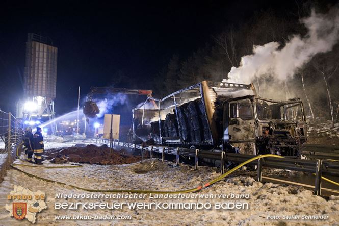 20230208 Lkw Sattelzug in Vollbrand bei Hochstrass   Foto: Stefan Schneider BFKDO BADEN