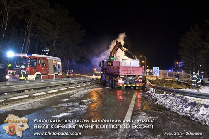 20230208 Lkw Sattelzug in Vollbrand bei Hochstrass   Foto: Stefan Schneider BFKDO BADEN