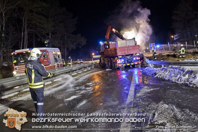 20230208 Lkw Sattelzug in Vollbrand bei Hochstrass   Foto: Stefan Schneider BFKDO BADEN