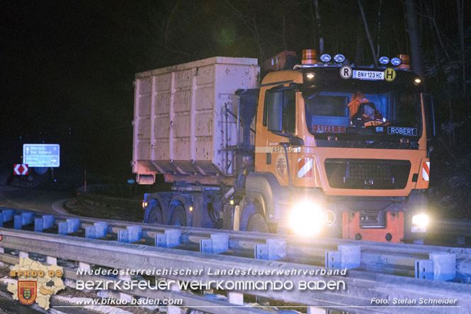 20230208 Lkw Sattelzug in Vollbrand bei Hochstrass   Foto: Stefan Schneider BFKDO BADEN