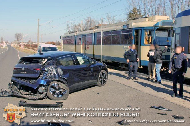 20230209 VU Elektrofahrzeug prallt gegen Badner-Bahn in Möllersdorf  Foto: Freiwillige Feuerwehr Möllersdorf