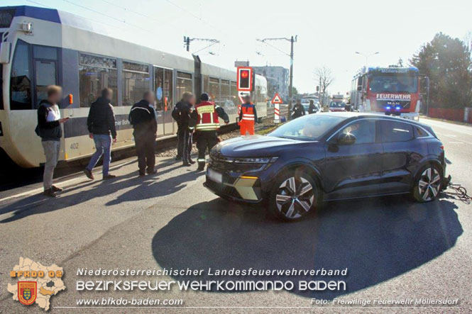 20230209 VU Elektrofahrzeug prallt gegen Badner-Bahn in Möllersdorf  Foto: Freiwillige Feuerwehr Möllersdorf