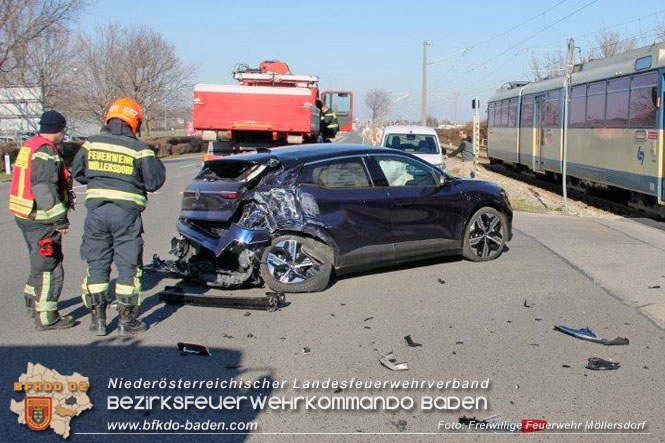 20230209 VU Elektrofahrzeug prallt gegen Badner-Bahn in Möllersdorf  Foto: Freiwillige Feuerwehr Möllersdorf