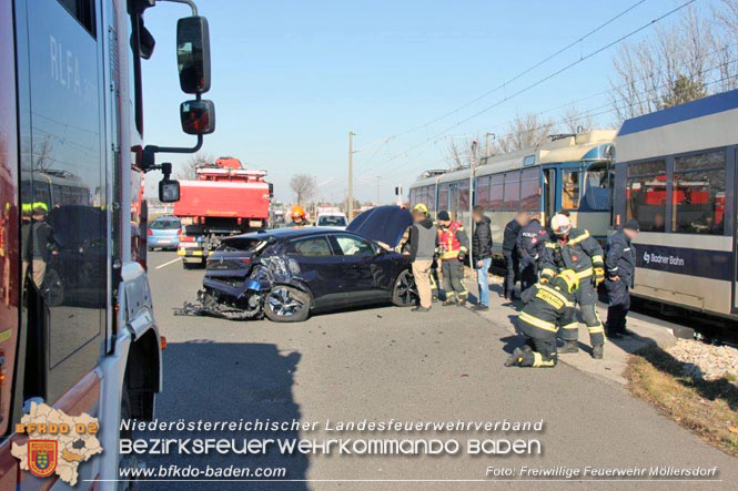 20230209 VU Elektrofahrzeug prallt gegen Badner-Bahn in Möllersdorf  Foto: Freiwillige Feuerwehr Möllersdorf