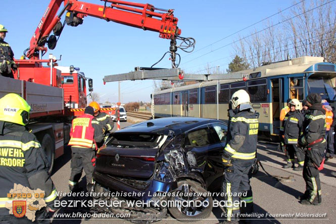 20230209 VU Elektrofahrzeug prallt gegen Badner-Bahn in Möllersdorf  Foto: Freiwillige Feuerwehr Möllersdorf
