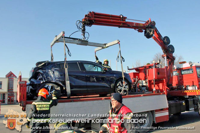 20230209 VU Elektrofahrzeug prallt gegen Badner-Bahn in Möllersdorf  Foto: Freiwillige Feuerwehr Möllersdorf