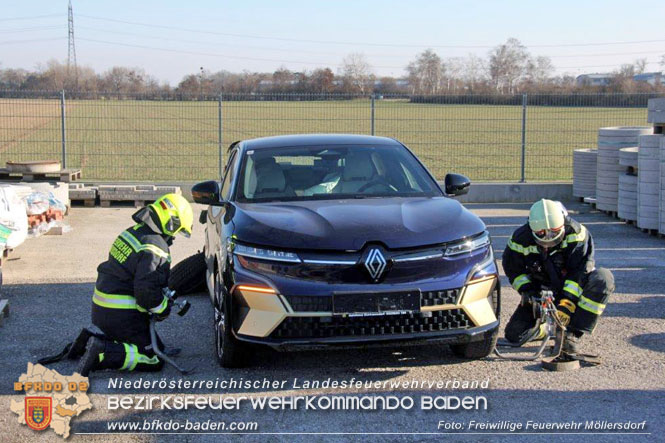 20230209 VU Elektrofahrzeug prallt gegen Badner-Bahn in Möllersdorf  Foto: Freiwillige Feuerwehr Möllersdorf