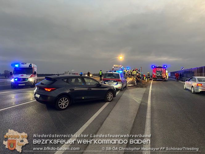 20230214 Kleinwagen prallt auf B17 gegen Laermschutzwand Foto: ASB Christopher Neumayer FF Schoenau/Triesting 20230214 Kleinwagen prallt auf B17 gegen Laermschutzwand Foto: ASB Christopher Neumayer FF Schoenau/Triesting