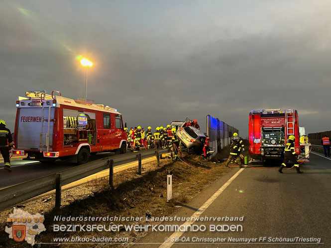 20230214 Kleinwagen prallt auf B17 gegen Laermschutzwand Foto: ASB Christopher Neumayer FF Schoenau/Triesting 20230214 Kleinwagen prallt auf B17 gegen Laermschutzwand Foto: ASB Christopher Neumayer FF Schoenau/Triesting