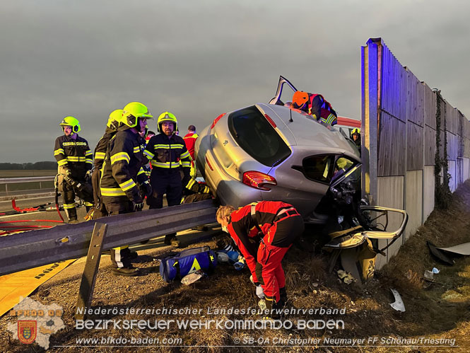 20230214 Kleinwagen prallt auf B17 gegen Laermschutzwand Foto: ASB Christopher Neumayer FF Schoenau/Triesting 20230214 Kleinwagen prallt auf B17 gegen Laermschutzwand Foto: ASB Christopher Neumayer FF Schoenau/Triesting