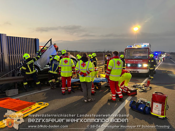 20230214 Kleinwagen prallt auf B17 gegen Laermschutzwand Foto: ASB Christopher Neumayer FF Schoenau/Triesting 20230214 Kleinwagen prallt auf B17 gegen Laermschutzwand Foto: ASB Christopher Neumayer FF Schoenau/Triesting
