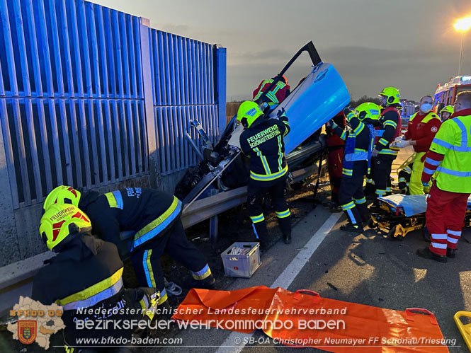 20230214 Kleinwagen prallt auf B17 gegen Laermschutzwand Foto: ASB Christopher Neumayer FF Schoenau/Triesting 20230214 Kleinwagen prallt auf B17 gegen Laermschutzwand Foto: ASB Christopher Neumayer FF Schoenau/Triesting