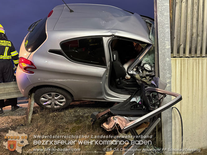20230214 Kleinwagen prallt auf B17 gegen Laermschutzwand Foto: ASB Christopher Neumayer FF Schoenau/Triesting 20230214 Kleinwagen prallt auf B17 gegen Laermschutzwand Foto: ASB Christopher Neumayer FF Schoenau/Triesting