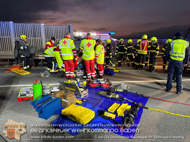 20230214 Kleinwagen prallt auf B17 gegen Laermschutzwand Foto: ASB Christopher Neumayer FF Schoenau/Triesting 20230214 Kleinwagen prallt auf B17 gegen Laermschutzwand Foto: ASB Christopher Neumayer FF Schoenau/Triesting