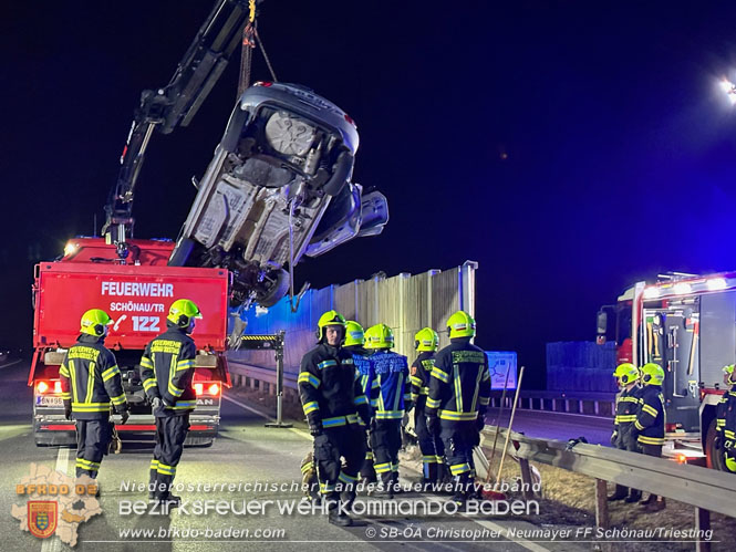20230214 Kleinwagen prallt auf B17 gegen Laermschutzwand Foto: ASB Christopher Neumayer FF Schoenau/Triesting 20230214 Kleinwagen prallt auf B17 gegen Laermschutzwand Foto: ASB Christopher Neumayer FF Schoenau/Triesting