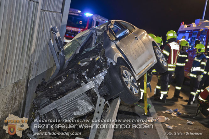 20230214 Kleinwagen prallt auf B17 gegen Laermschutzwand Foto: Stefan Schneider BFKDO BADEN 20230214 Kleinwagen prallt auf B17 gegen Laermschutzwand Foto: Stefan Schneider BFKDO BADEN