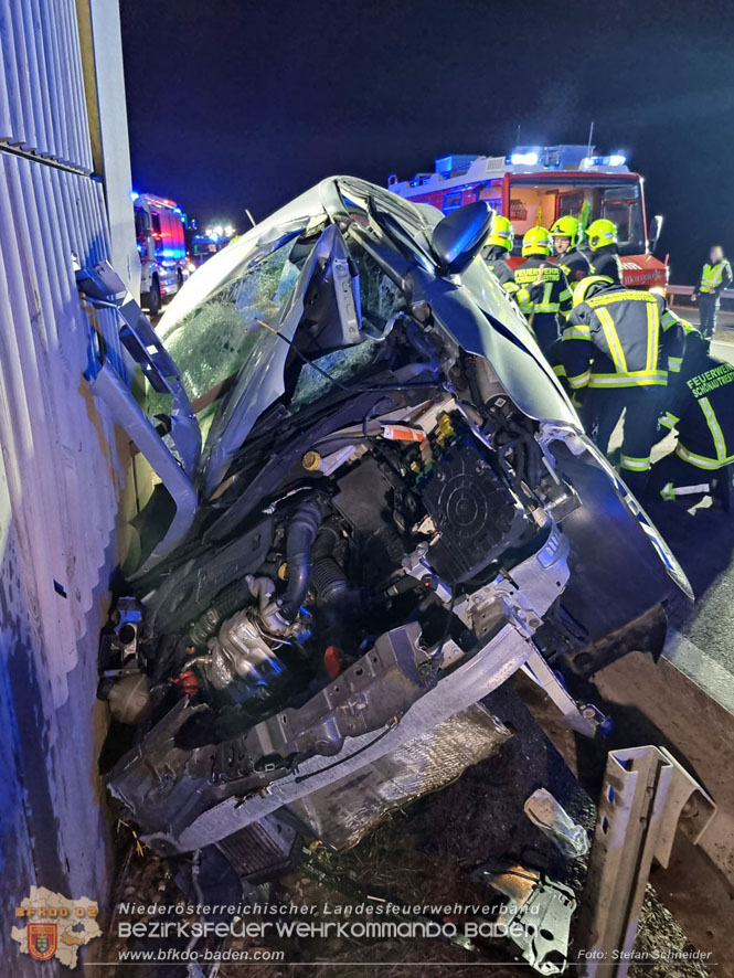 20230214 Kleinwagen prallt auf B17 gegen Laermschutzwand Foto: Stefan Schneider BFKDO BADEN 20230214 Kleinwagen prallt auf B17 gegen Laermschutzwand Foto: Stefan Schneider BFKDO BADEN