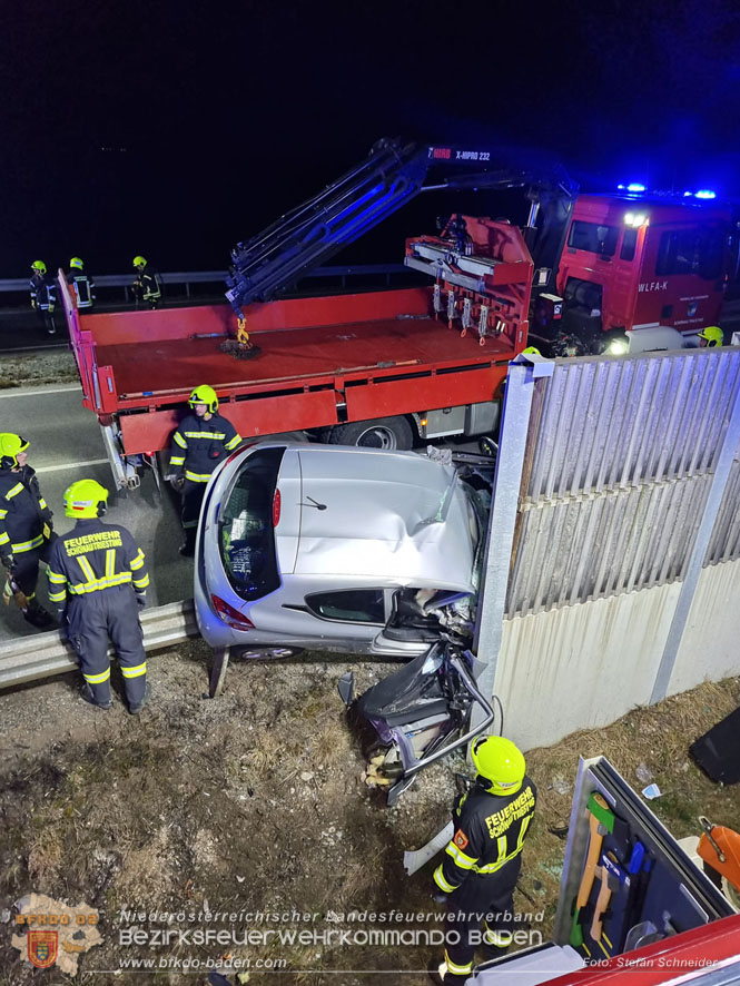 20230214 Kleinwagen prallt auf B17 gegen Laermschutzwand Foto: Stefan Schneider BFKDO BADEN 20230214 Kleinwagen prallt auf B17 gegen Laermschutzwand Foto: Stefan Schneider BFKDO BADEN