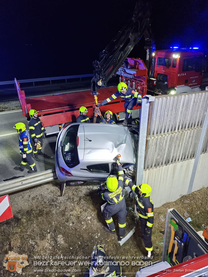 20230214 Kleinwagen prallt auf B17 gegen Laermschutzwand Foto: Stefan Schneider BFKDO BADEN 20230214 Kleinwagen prallt auf B17 gegen Laermschutzwand Foto: Stefan Schneider BFKDO BADEN