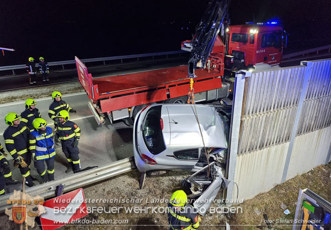 20230214 Kleinwagen prallt auf B17 gegen Laermschutzwand Foto: Stefan Schneider BFKDO BADEN 20230214 Kleinwagen prallt auf B17 gegen Laermschutzwand Foto: Stefan Schneider BFKDO BADEN