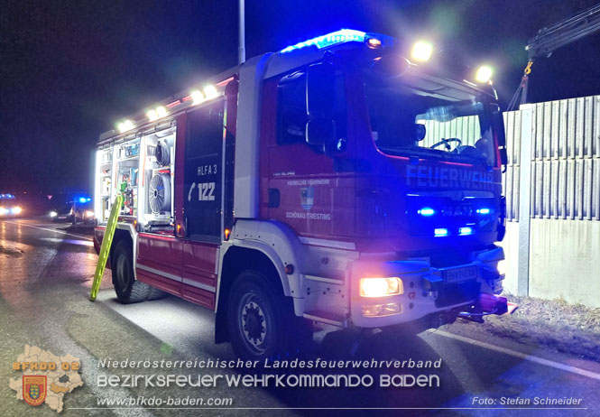 20230214 Kleinwagen prallt auf B17 gegen Laermschutzwand  Foto: Stefan Schneider BFKDO BADEN