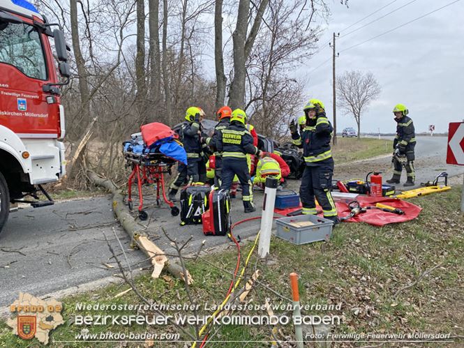 20230305 Menschenrettung nach Fahrzeugüberschlag auf der L2085  Foto: Freiwillige Feuerwehr Möllersdorf