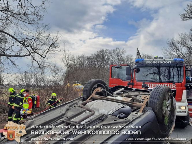 20230305 Menschenrettung nach Fahrzeugüberschlag auf der L2085  Foto: Freiwillige Feuerwehr Möllersdorf