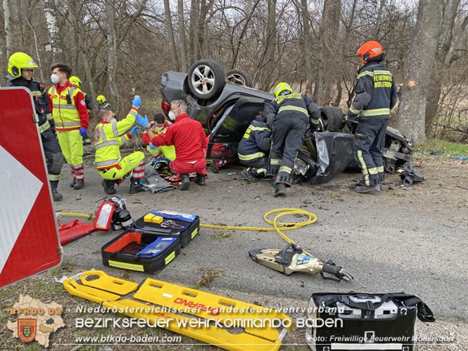 20230305 Menschenrettung nach Fahrzeugüberschlag auf der L2085  Foto: Freiwillige Feuerwehr Möllersdorf