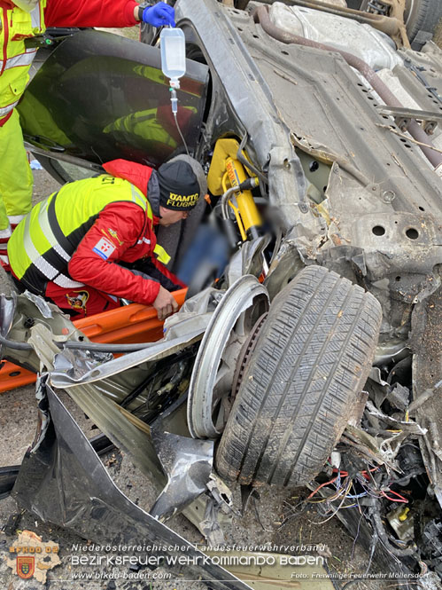 20230305 Menschenrettung nach Fahrzeugüberschlag auf der L2085  Foto: Freiwillige Feuerwehr Möllersdorf