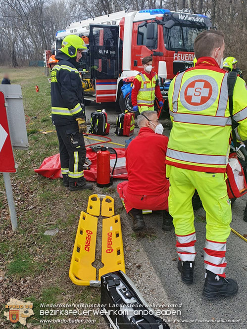 20230305 Menschenrettung nach Fahrzeugüberschlag auf der L2085  Foto: Freiwillige Feuerwehr Möllersdorf