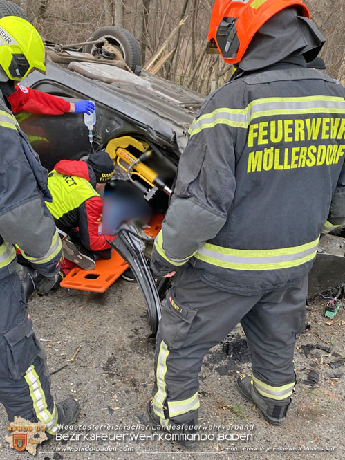 20230305 Menschenrettung nach Fahrzeugüberschlag auf der L2085  Foto: Freiwillige Feuerwehr Möllersdorf