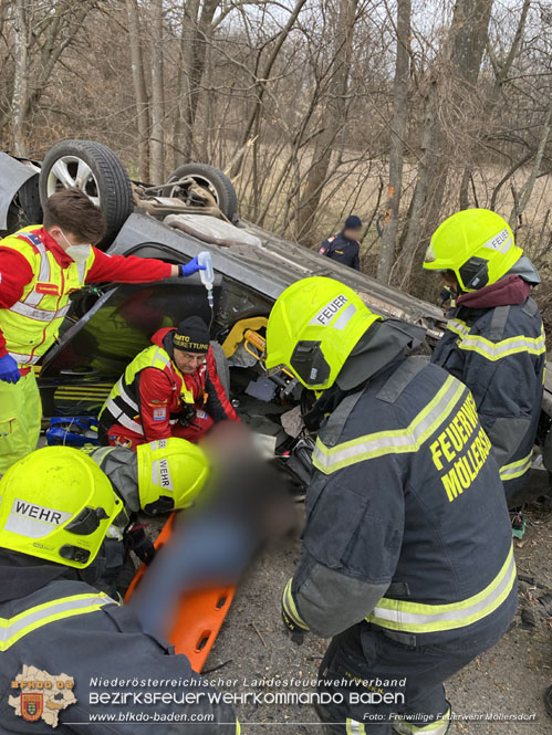20230305 Menschenrettung nach Fahrzeugüberschlag auf der L2085  Foto: Freiwillige Feuerwehr Möllersdorf