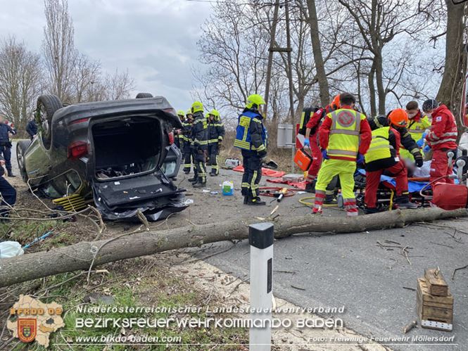 20230305 Menschenrettung nach Fahrzeugüberschlag auf der L2085  Foto: Freiwillige Feuerwehr Möllersdorf