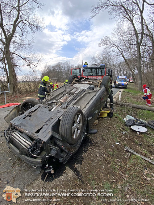 20230305 Menschenrettung nach Fahrzeugüberschlag auf der L2085  Foto: Freiwillige Feuerwehr Möllersdorf