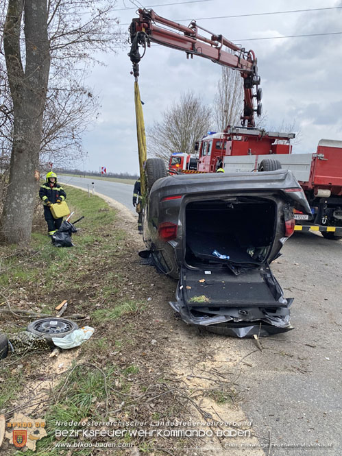 20230305 Menschenrettung nach Fahrzeugüberschlag auf der L2085  Foto: Freiwillige Feuerwehr Möllersdorf