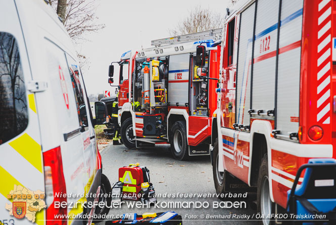 20230305 Menschenrettung nach Fahrzeugüberschlag auf der L2085  Foto: Bernhard Rzidky Team ÖA AFKDO Traiskirchen