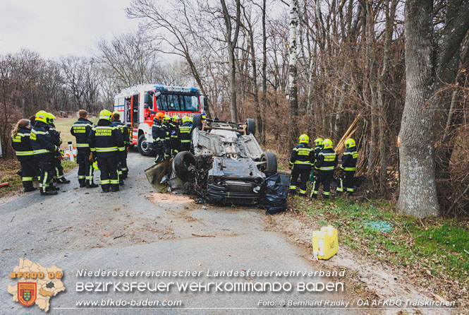 20230305 Menschenrettung nach Fahrzeugüberschlag auf der L2085  Foto: Bernhard Rzidky Team ÖA AFKDO Traiskirchen