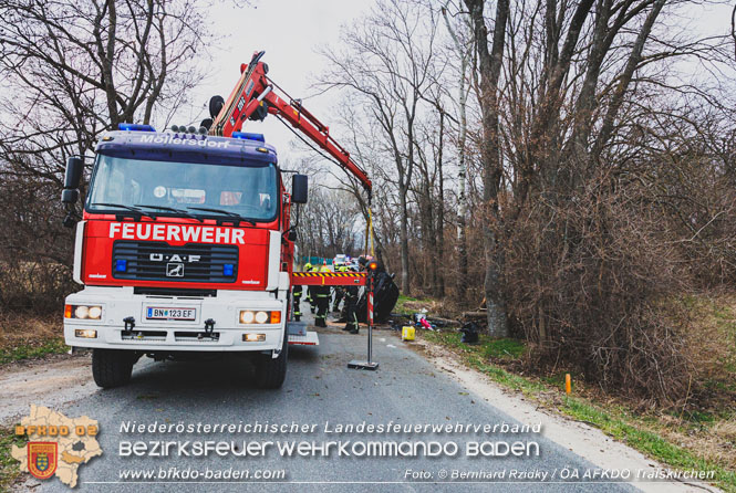 20230305 Menschenrettung nach Fahrzeugüberschlag auf der L2085  Foto: Bernhard Rzidky Team ÖA AFKDO Traiskirchen