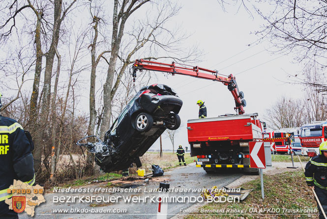 20230305 Menschenrettung nach Fahrzeugüberschlag auf der L2085  Foto: Bernhard Rzidky Team ÖA AFKDO Traiskirchen