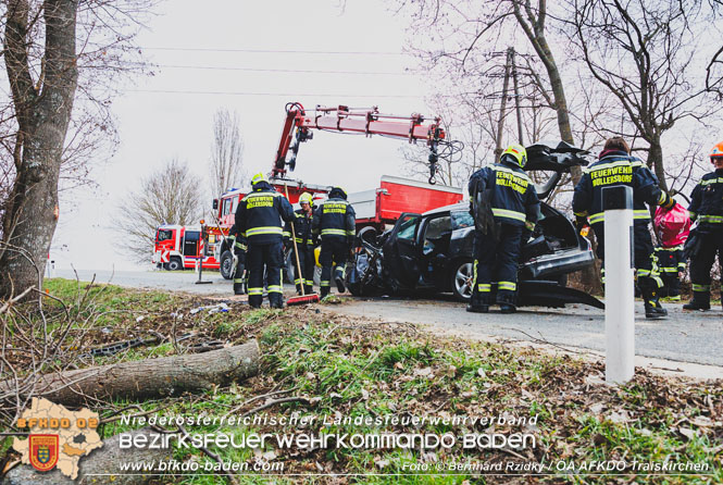 20230305 Menschenrettung nach Fahrzeugüberschlag auf der L2085  Foto: Bernhard Rzidky Team ÖA AFKDO Traiskirchen